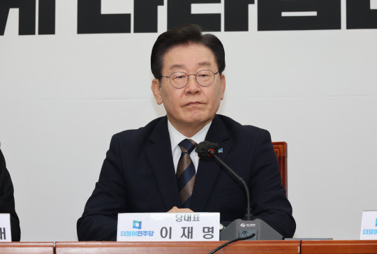 이재명 더불어민주당 대표가 16일 오후 국회에서 열린 최고위원회의에 참석해있다.  연합뉴스